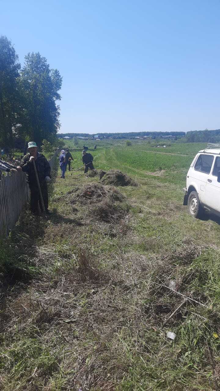 Субботник на кладбище.